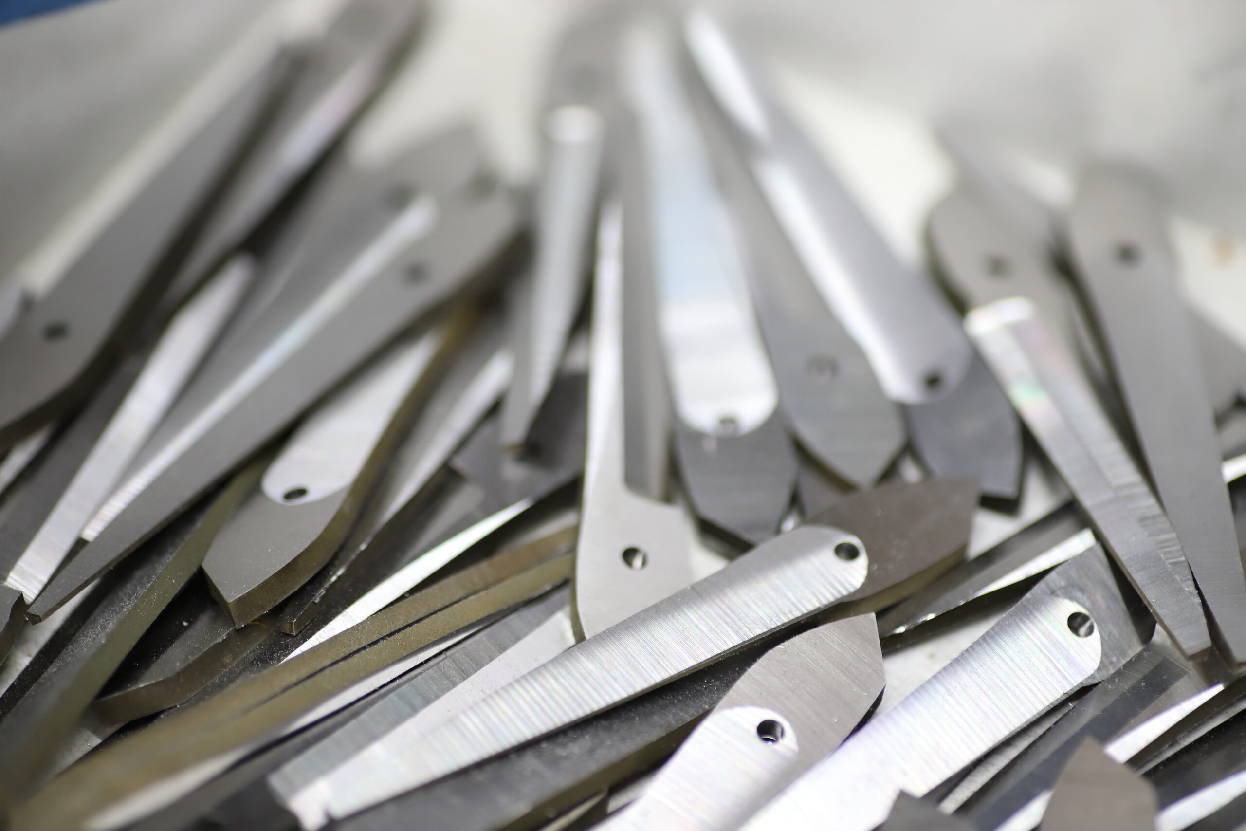 国内職人が一丁一丁製造する、serieuxの安いオーダーメイドシザー用高品質鋼材